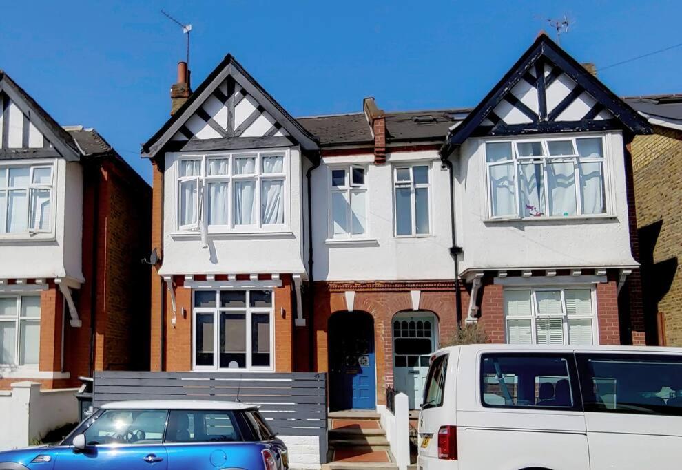 DG1 - Family-Friendly 2-Bed with Garden in Acton - by Short Stories London