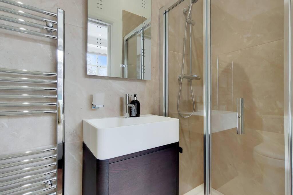 DG1 - Family-Friendly 2-Bed with Garden in Acton - by Short Stories London