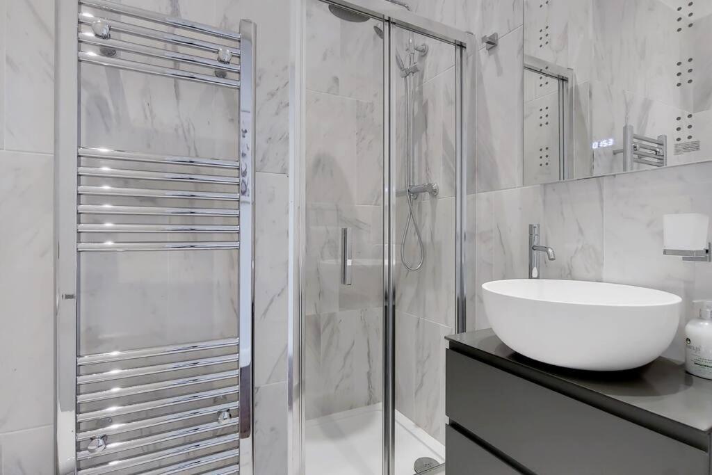 DG1 - Family-Friendly 2-Bed with Garden in Acton - by Short Stories London