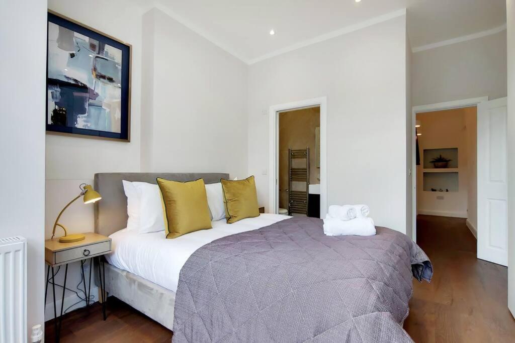 DG1 - Family-Friendly 2-Bed with Garden in Acton - by Short Stories London