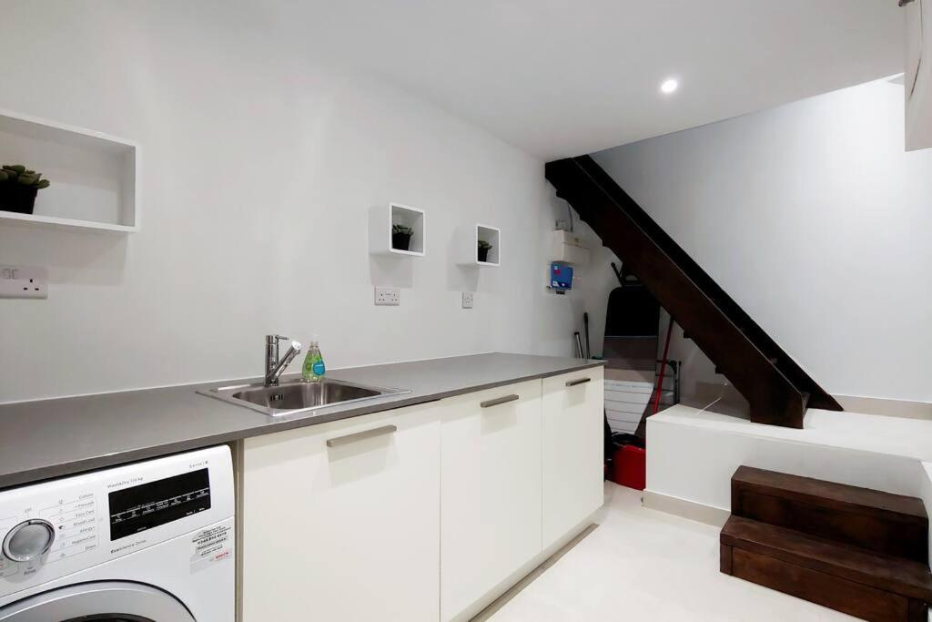 DG1 - Family-Friendly 2-Bed with Garden in Acton - by Short Stories London