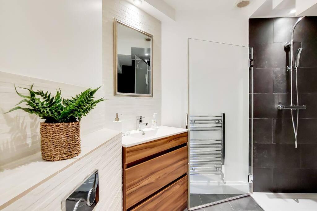 HR2 - Charming 1-Bed near Holland Park - by Short Stories London