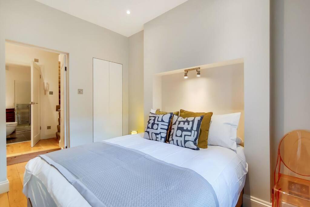HR2 - Charming 1-Bed near Holland Park - by Short Stories London