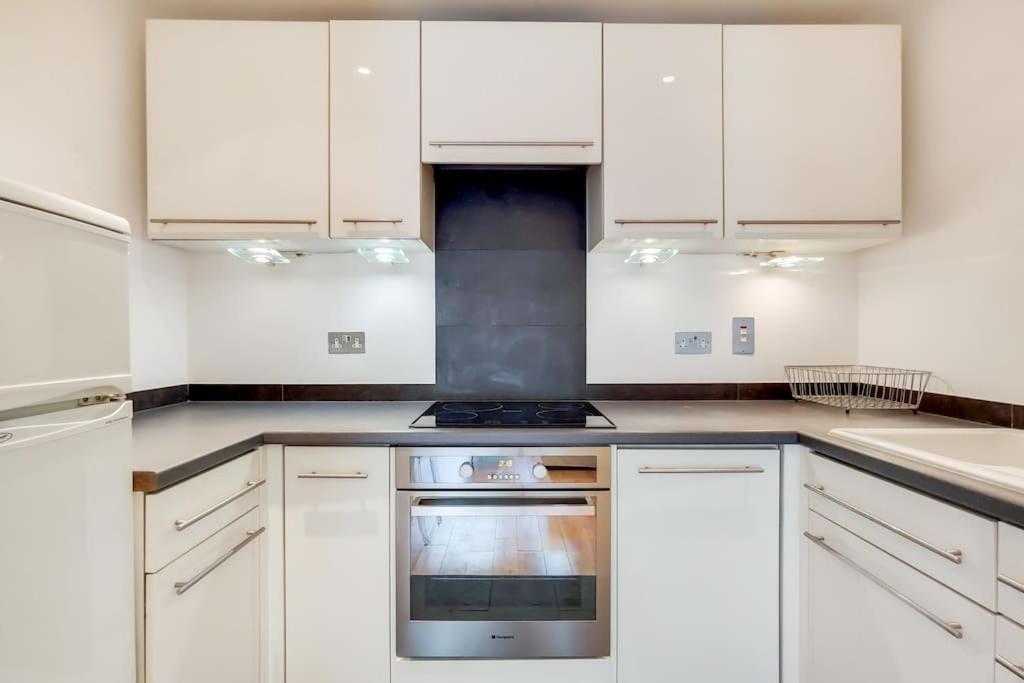 HR2 - Charming 1-Bed near Holland Park - by Short Stories London