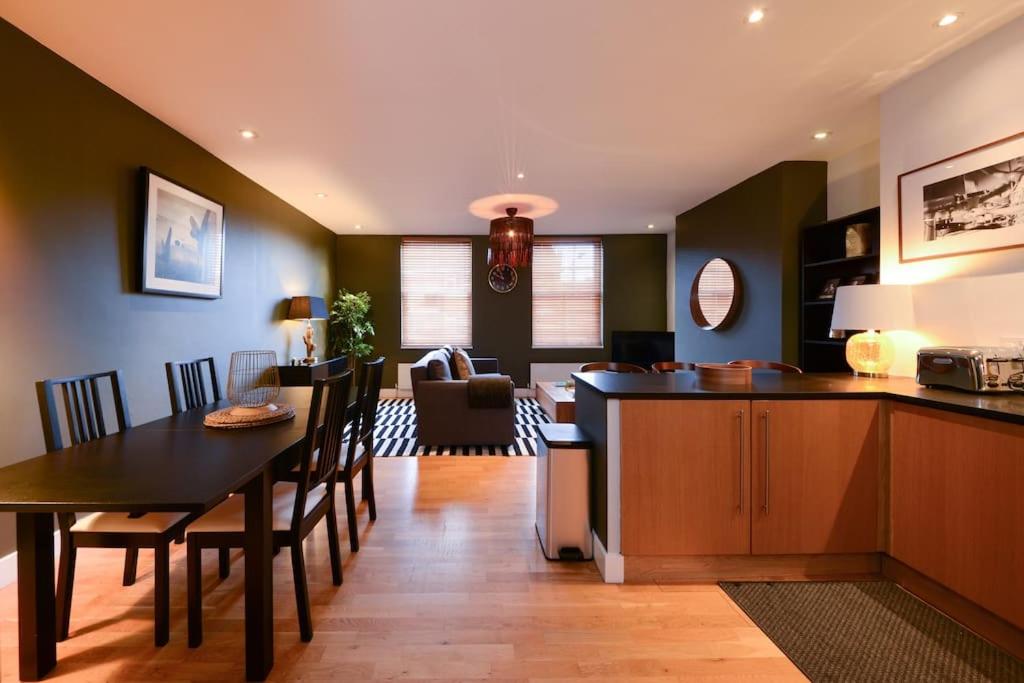 MR2 - Charming 1 Bed Apartment, Munster Village - by Short Stories London