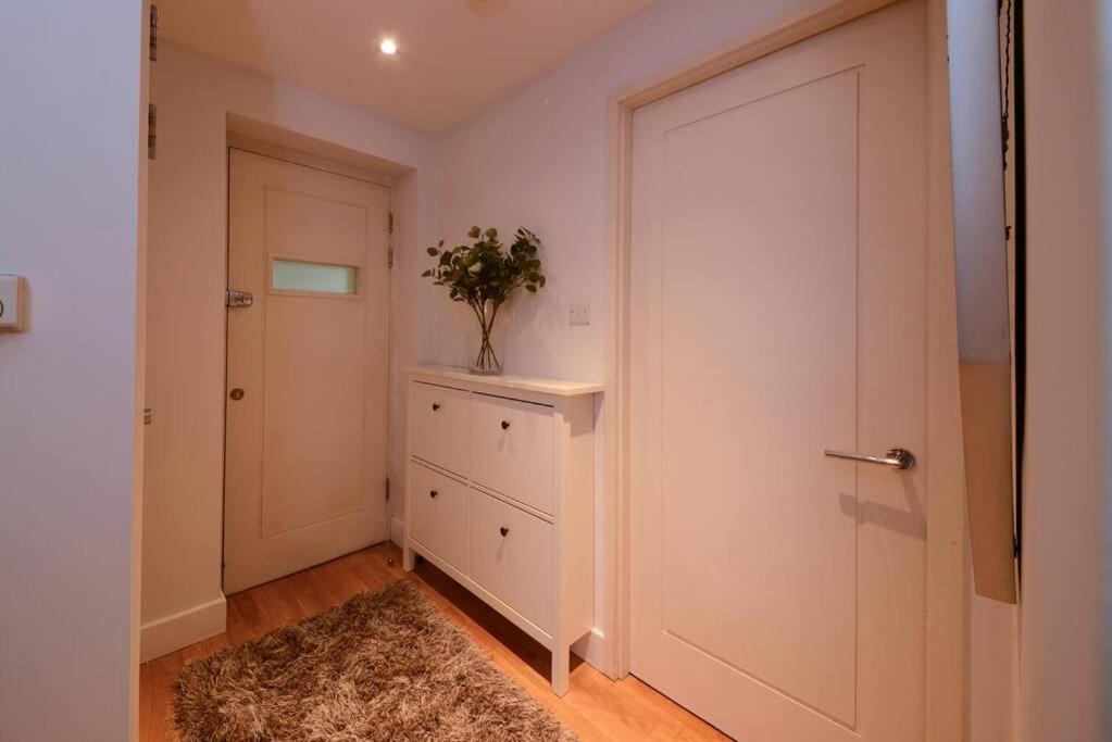 MR2 - Charming 1 Bed Apartment, Munster Village - by Short Stories London