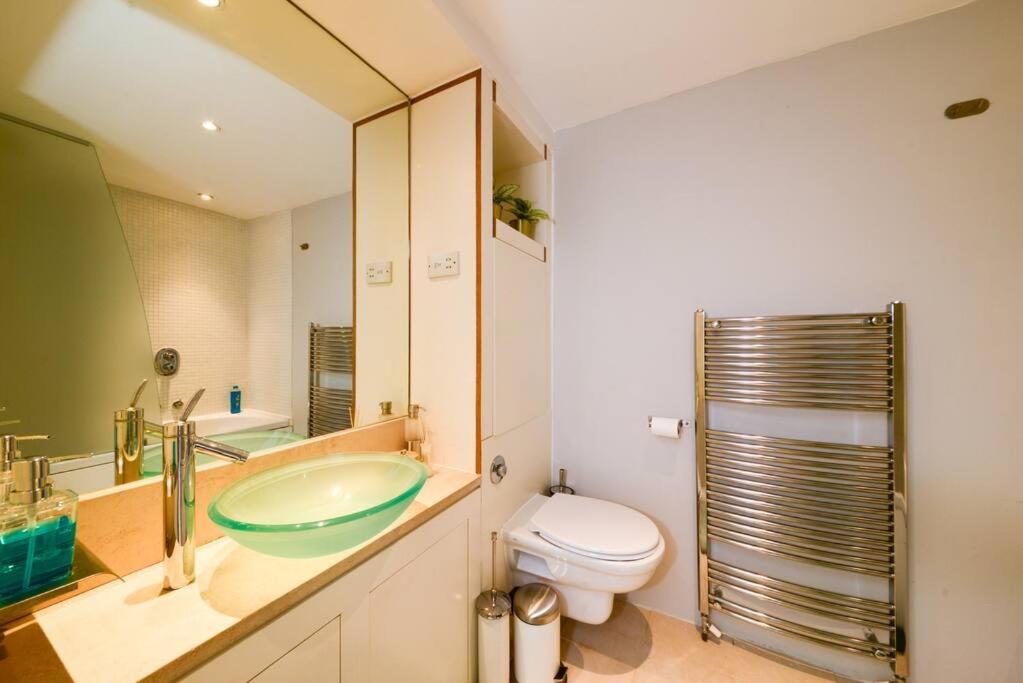 MR2 - Charming 1 Bed Apartment, Munster Village - by Short Stories London