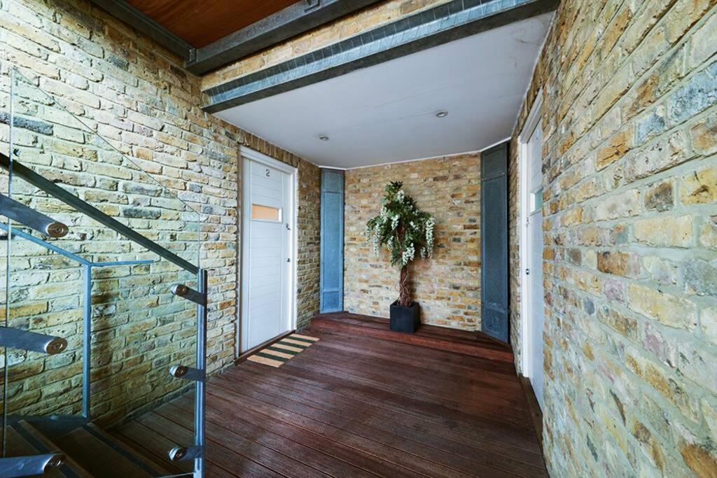 MR2 - Charming 1 Bed Apartment, Munster Village - by Short Stories London
