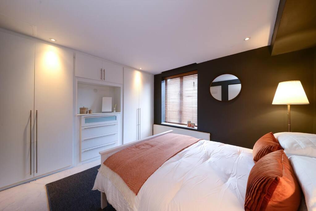 MR2 - Charming 1 Bed Apartment, Munster Village - by Short Stories London