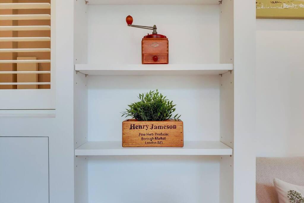 VY6 - Stylish Loft-Style 1-Bed Near Borough Market - by Short Stories London
