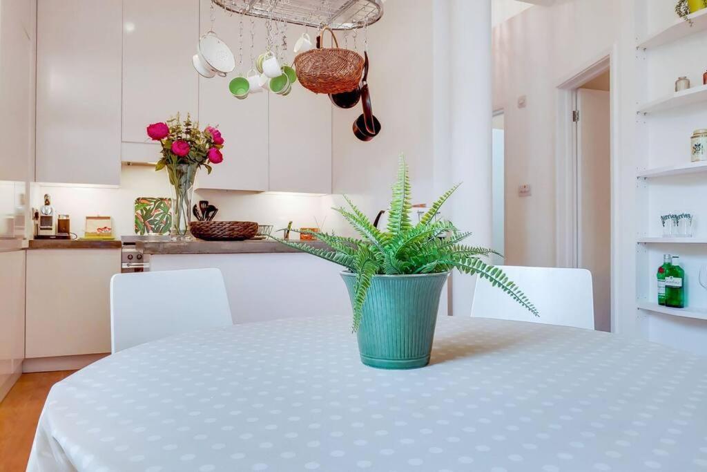 VY6 - Stylish Loft-Style 1-Bed Near Borough Market - by Short Stories London