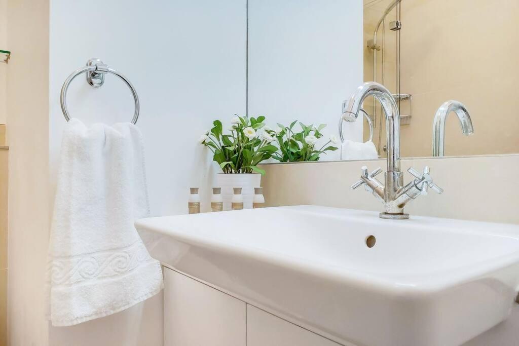 VY6 - Stylish Loft-Style 1-Bed Near Borough Market - by Short Stories London