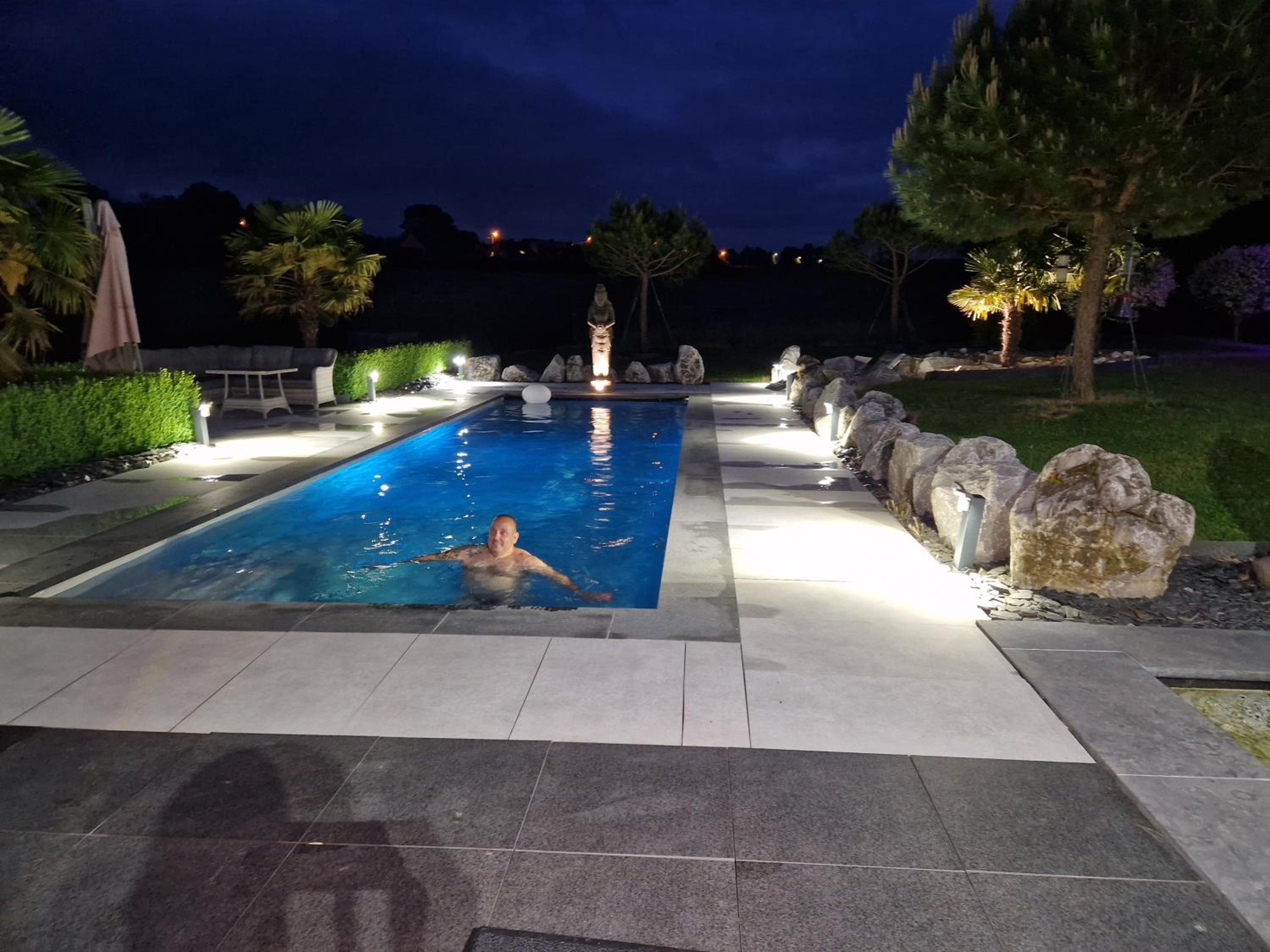 LA VILLA DE SENY , villa de charme avec jardin ,Piscine nature, jacuzzi , petanque, fitness, billard,ping pong,