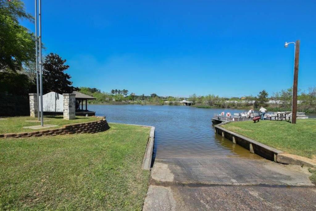 Minutes From Lake Conroe and Community Lakes view 4