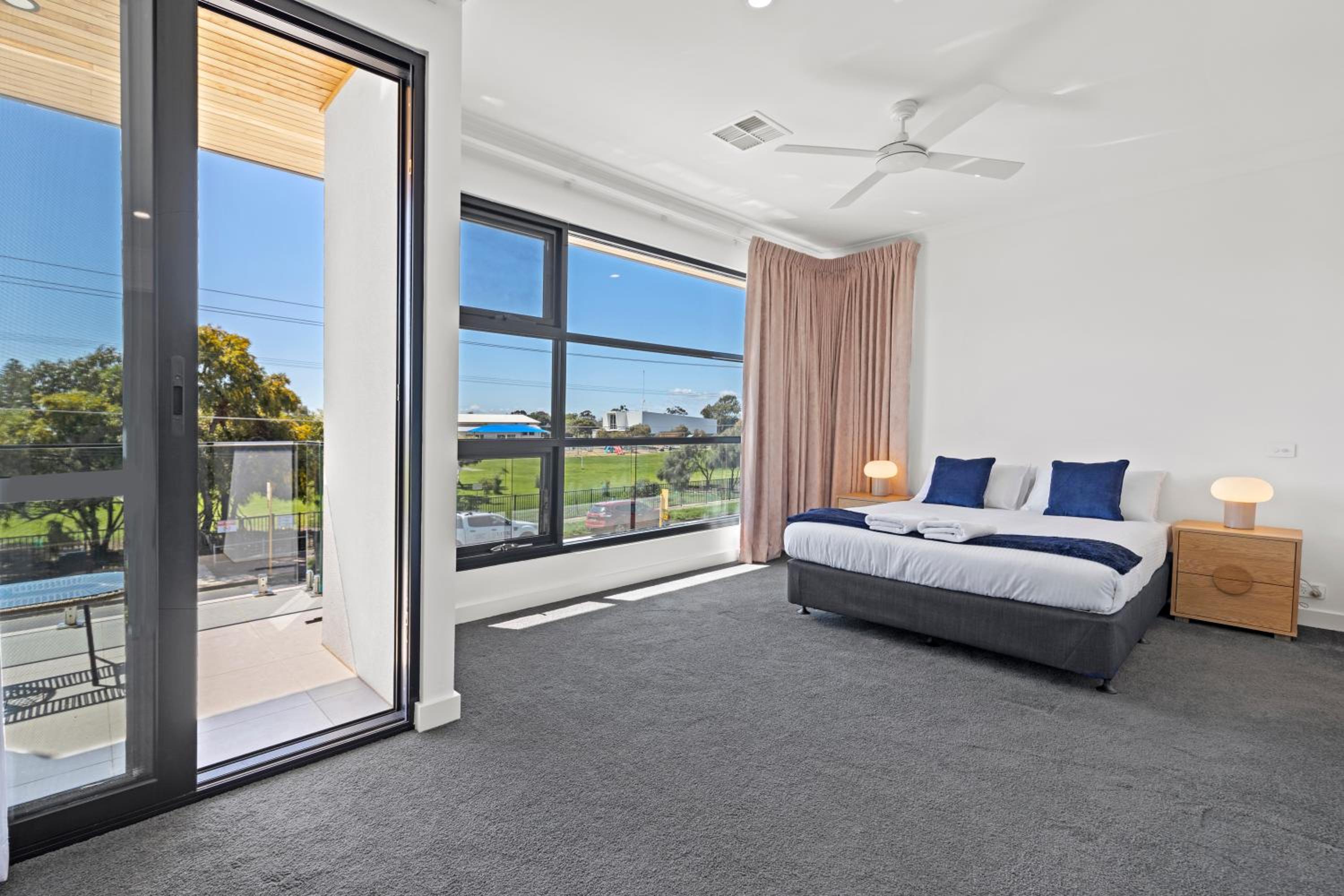 Swainson on 1 Lexington - 200m to Beach!