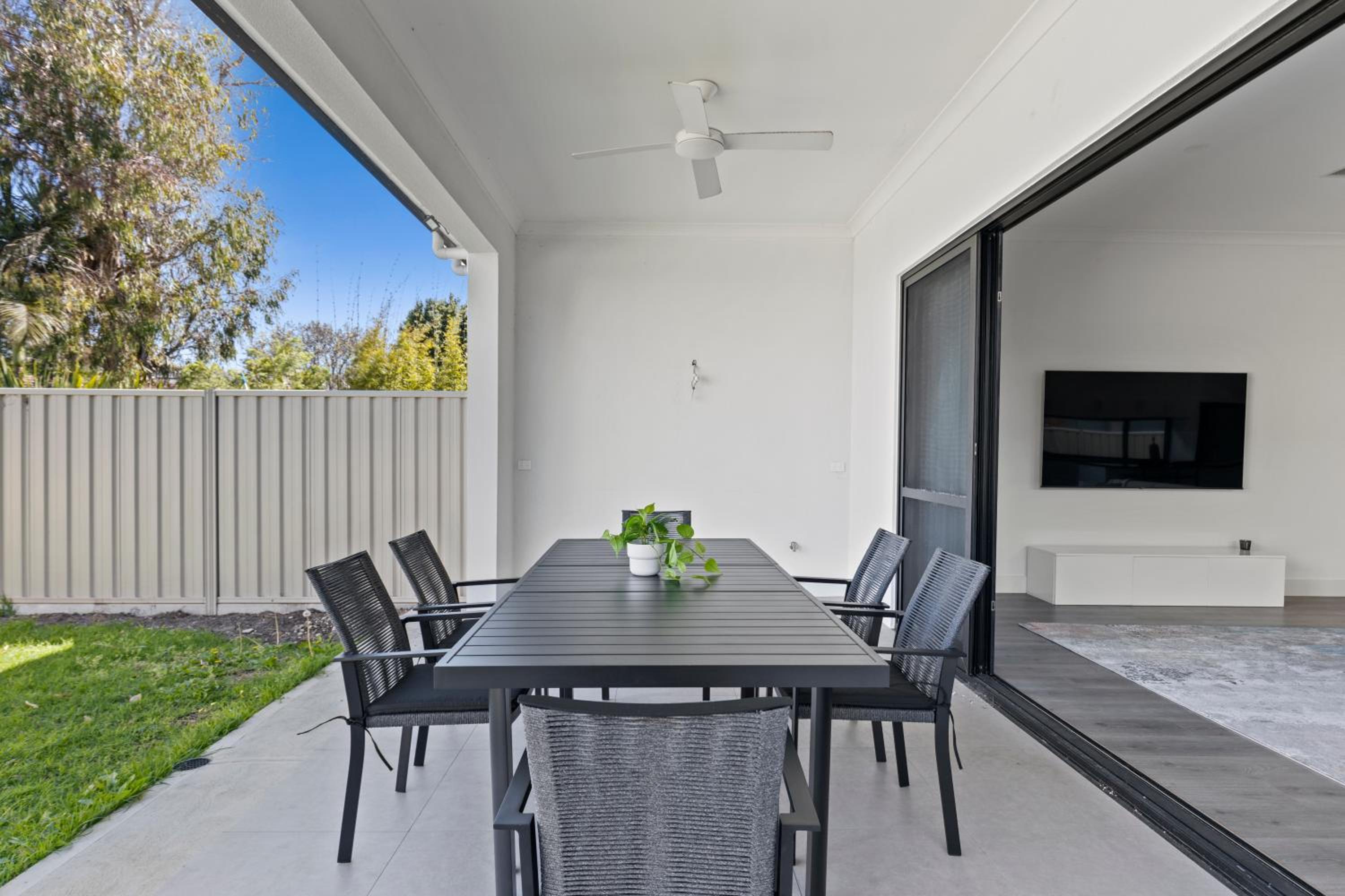 Swainson on 1 Lexington - 200m to Beach!