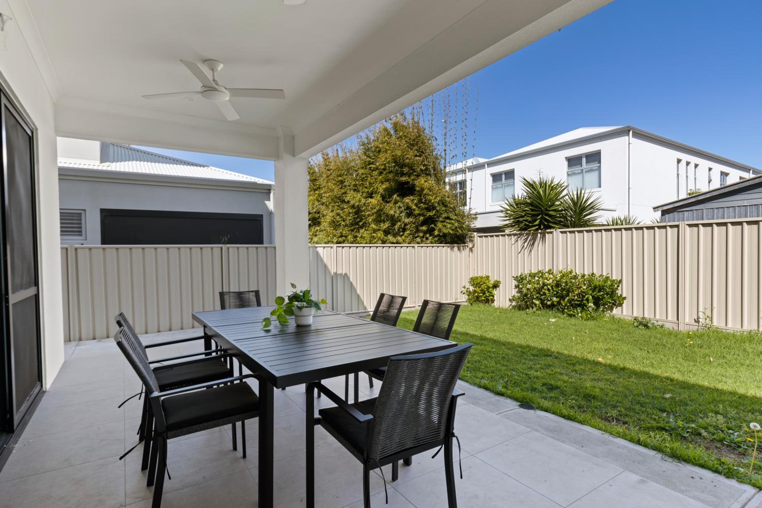 Swainson on 1 Lexington - 200m to Beach!