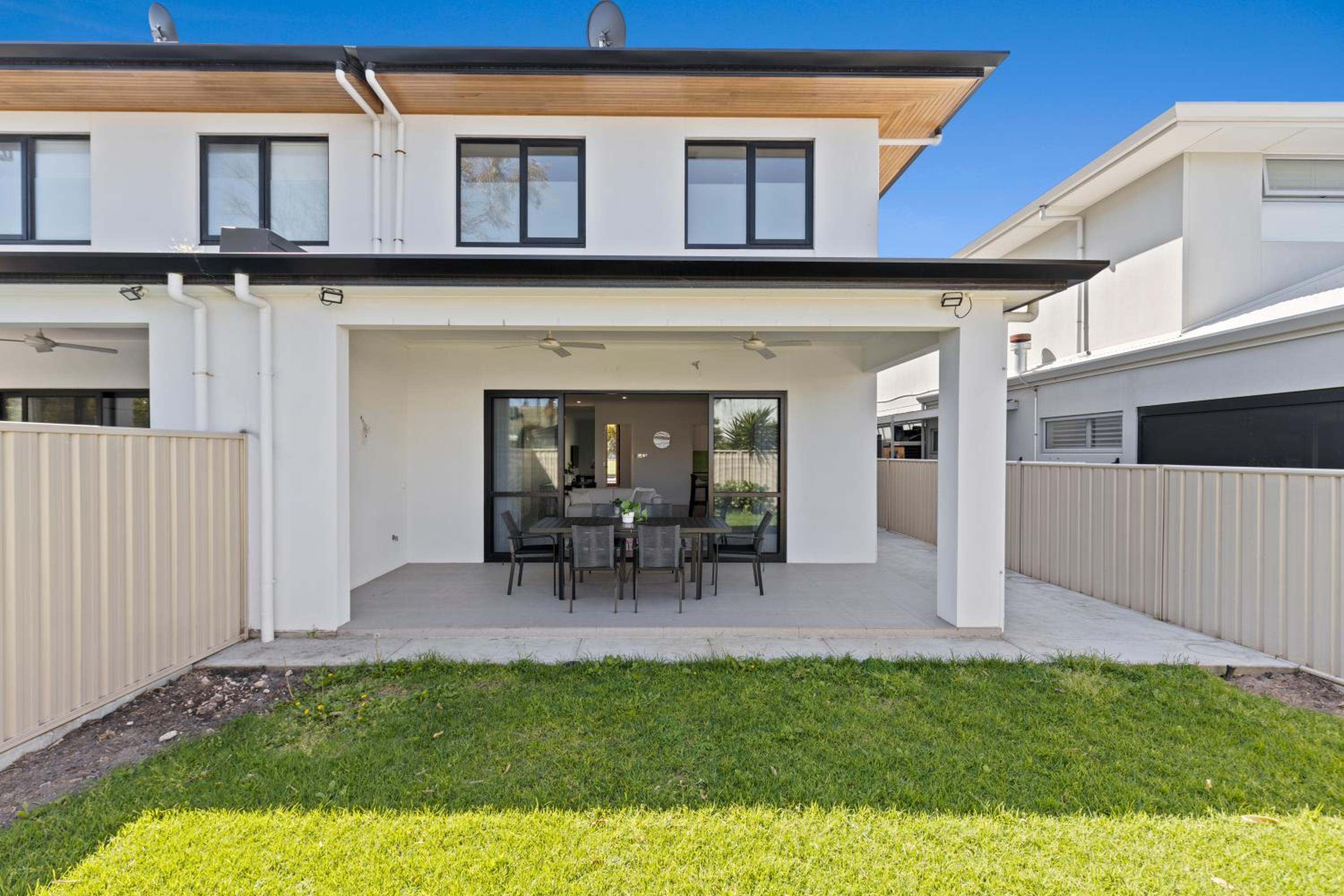 Swainson on 1 Lexington - 200m to Beach!