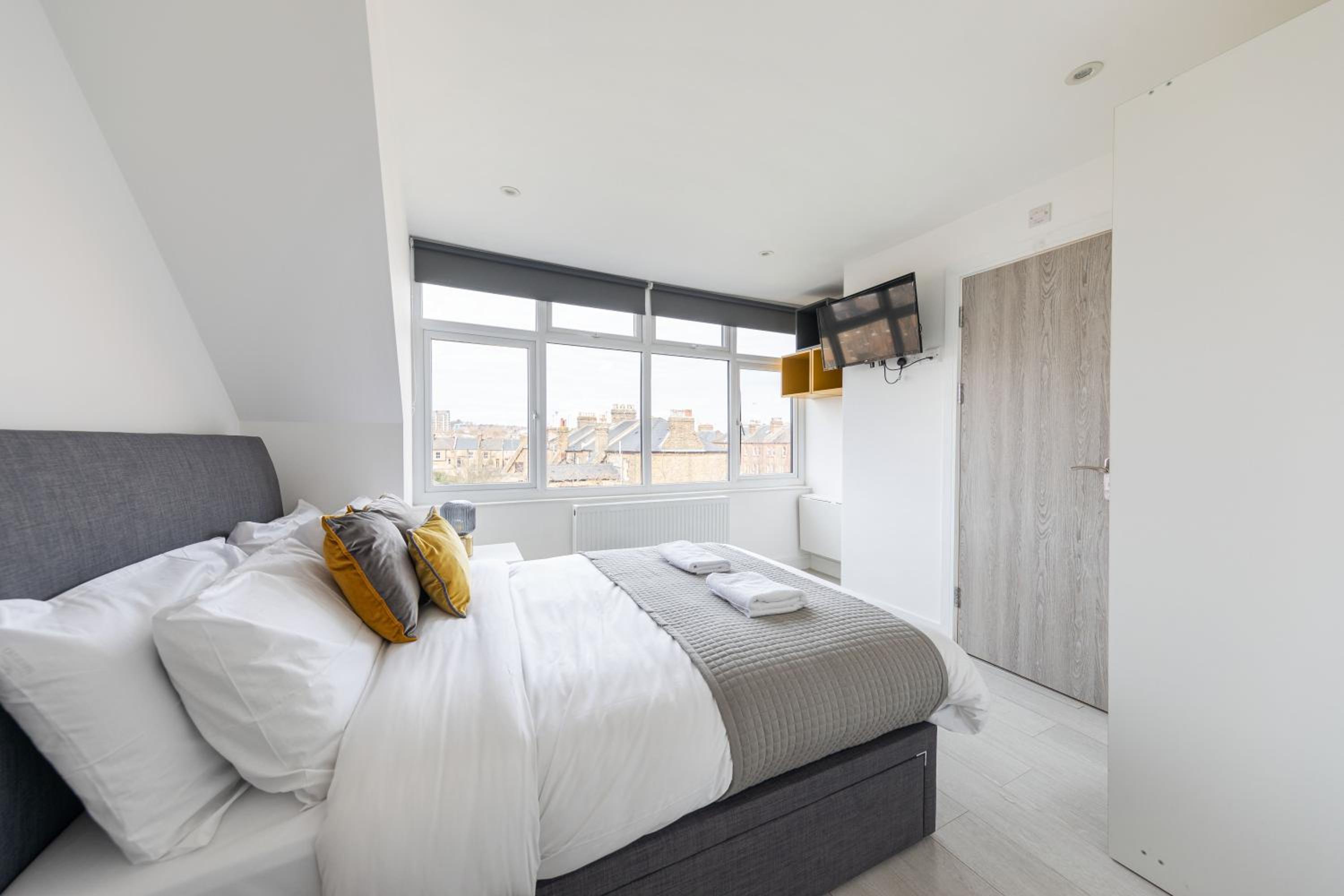 Cozy Rooms with Shared Kitchen and Laundry Area