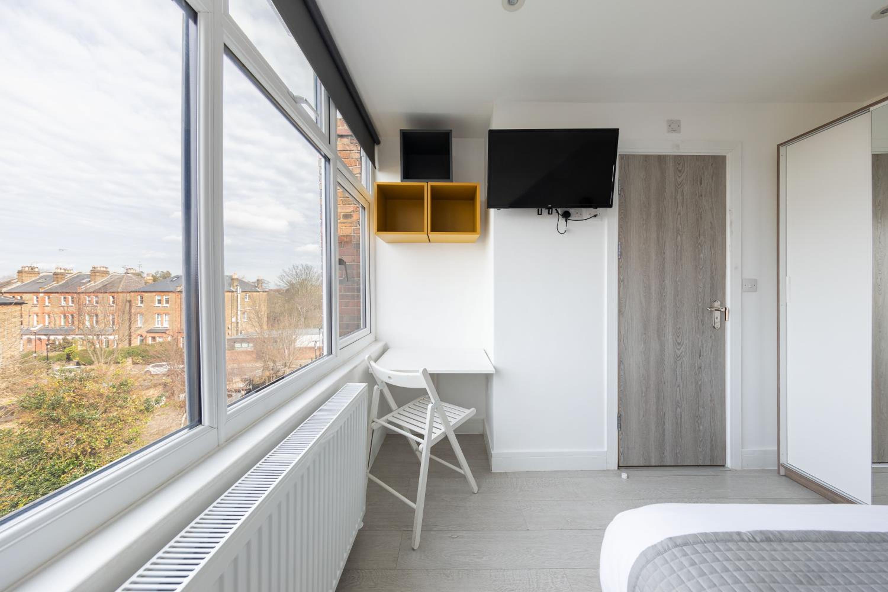 Cozy Rooms with Shared Kitchen and Laundry Area