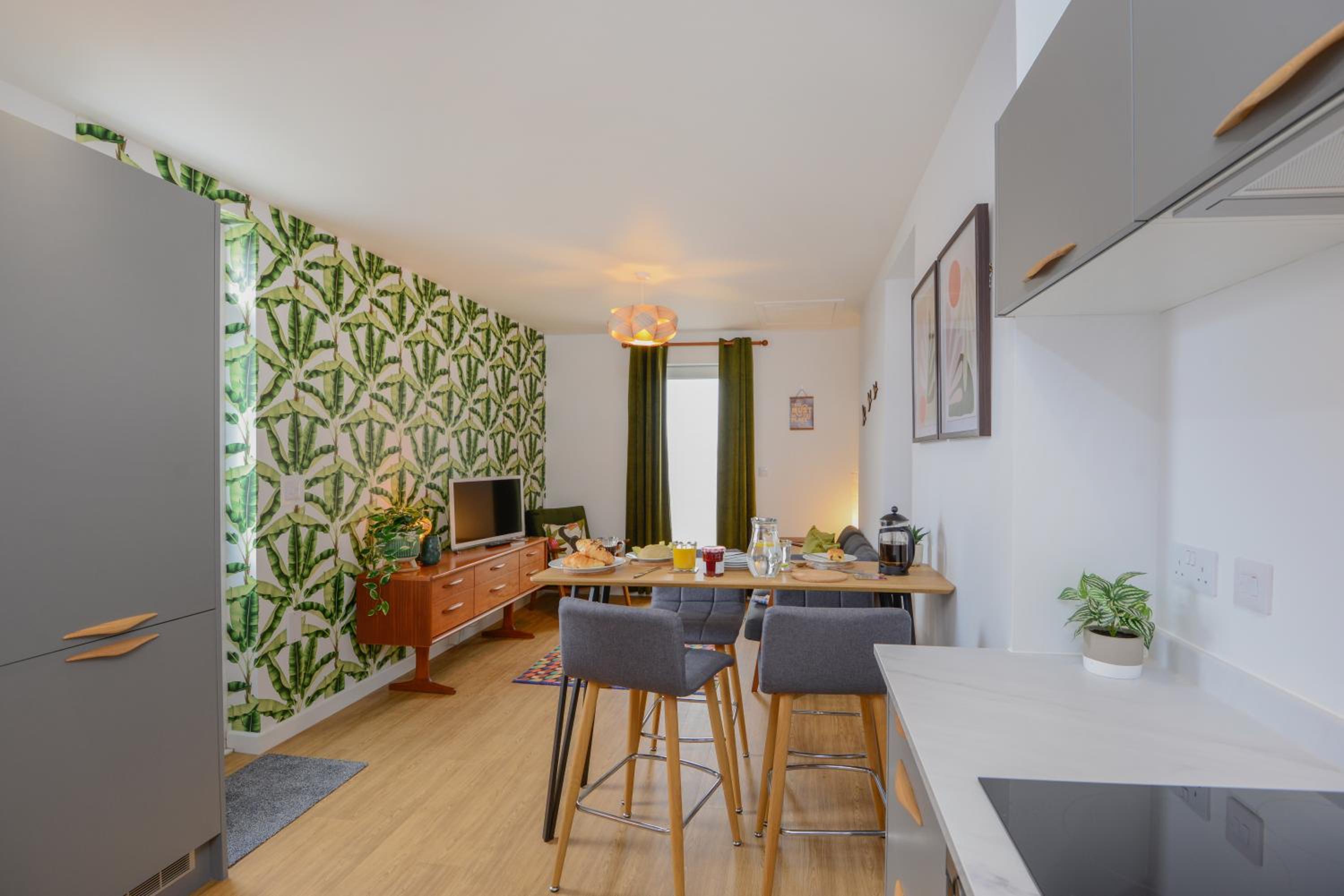 Apartment Two - private car park - by Ocean City Retreats view 2