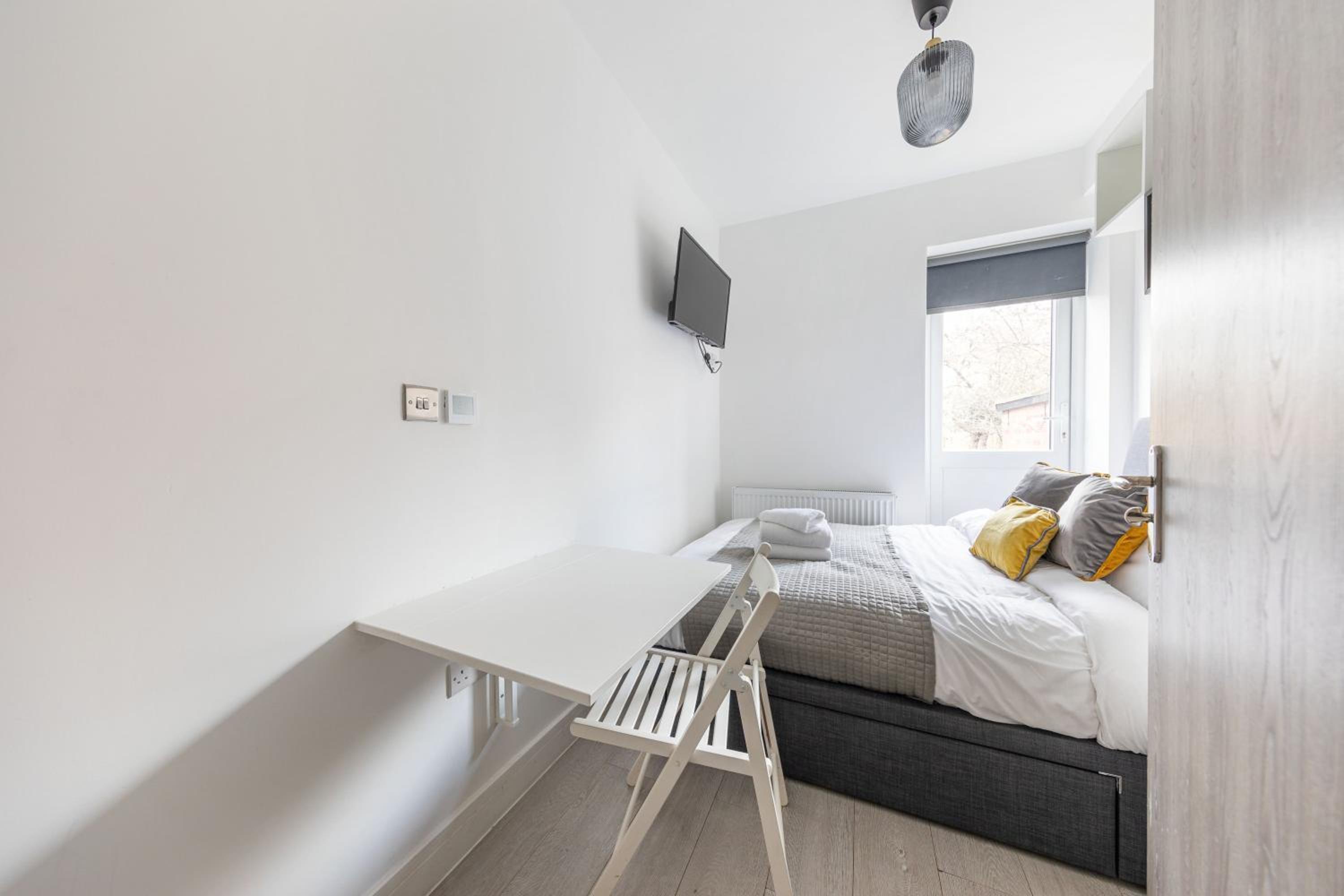 Functional Double With An Ensuite Toilet And Shower Near Tube And Bus Stations