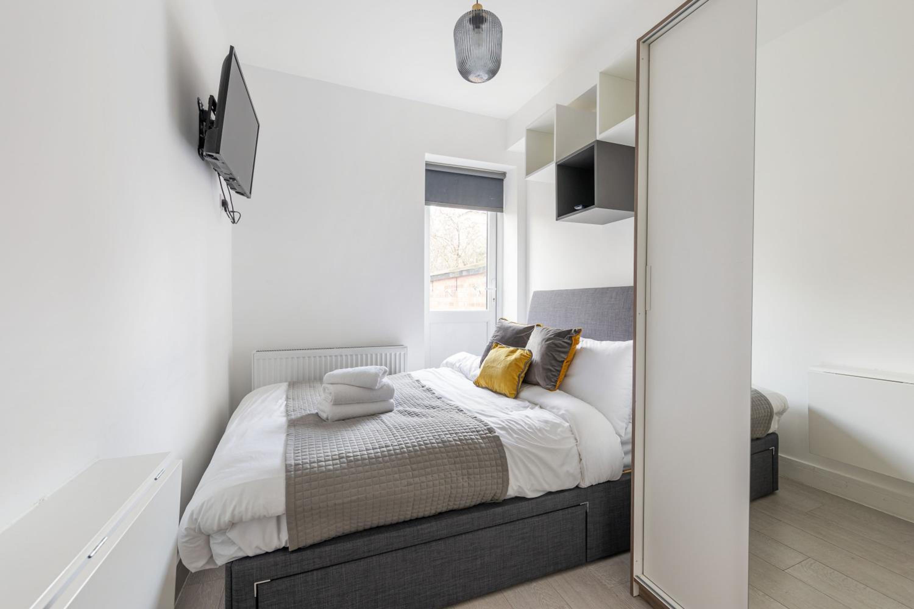 Functional Double With An Ensuite Toilet And Shower Near Tube And Bus Stations