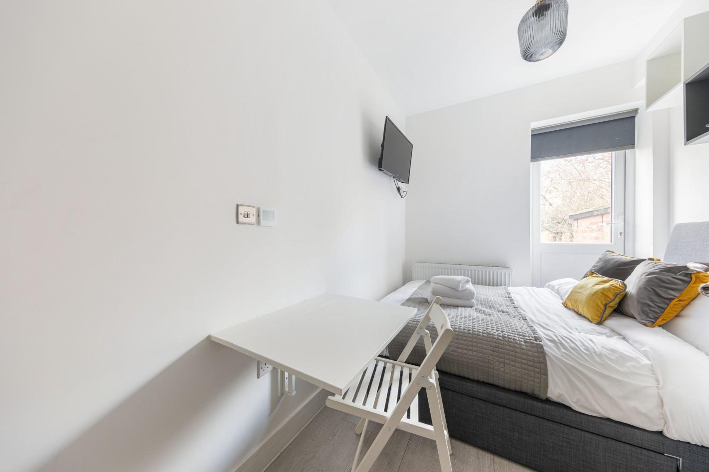 Functional Double With An Ensuite Toilet And Shower Near Tube And Bus Stations