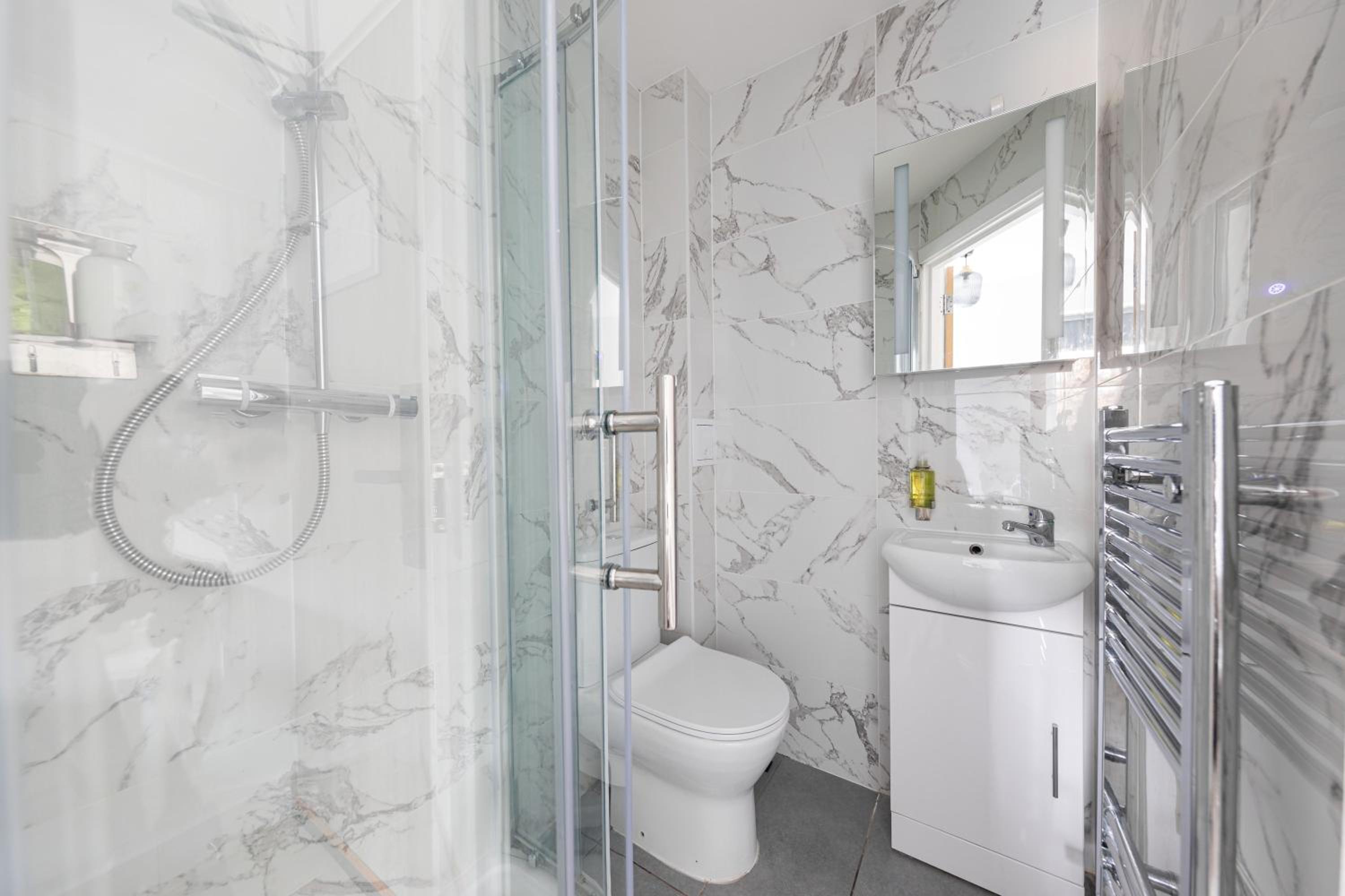 Functional Double With An Ensuite Toilet And Shower Near Tube And Bus Stations