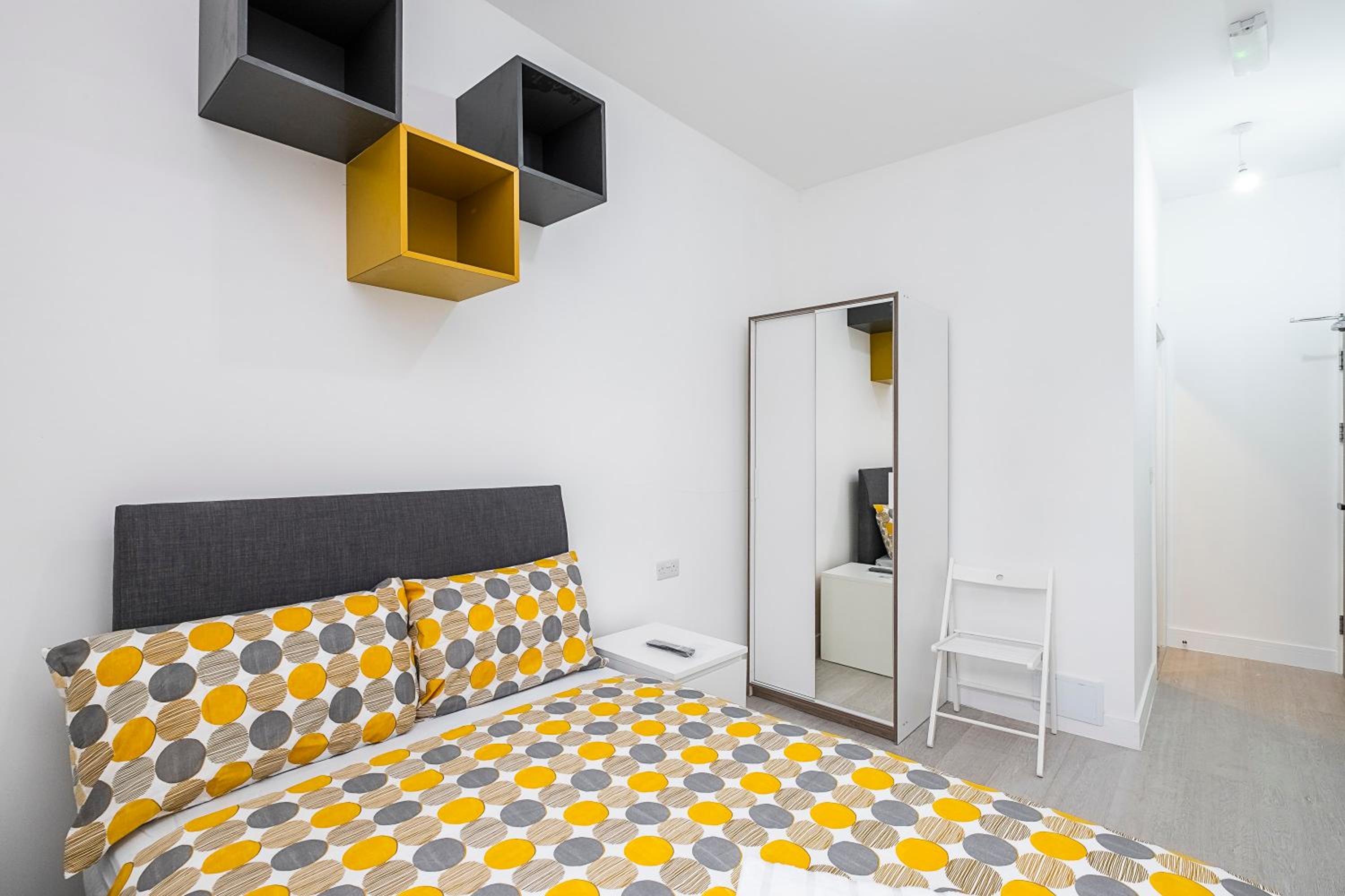 Victorian Beauty with Private Toilet and Shower Near Tube Station