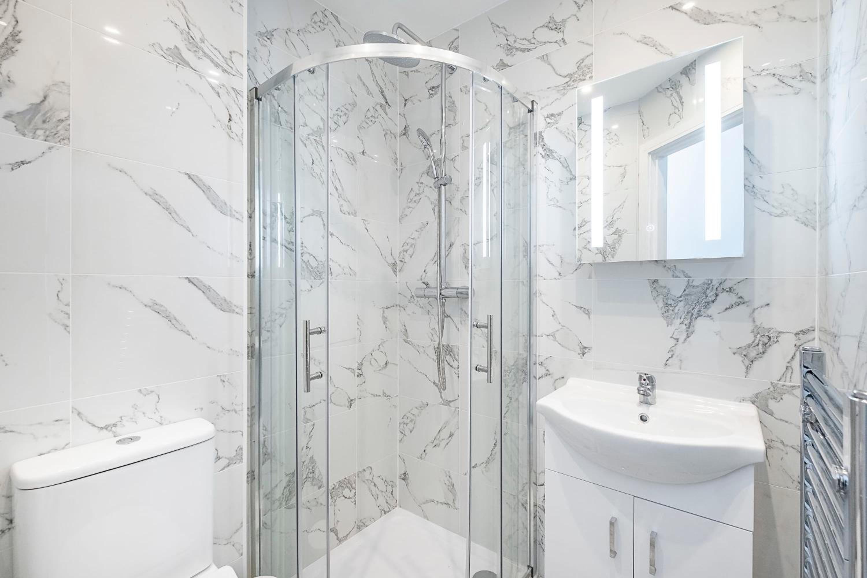 Victorian Beauty with Private Toilet and Shower Near Tube Station