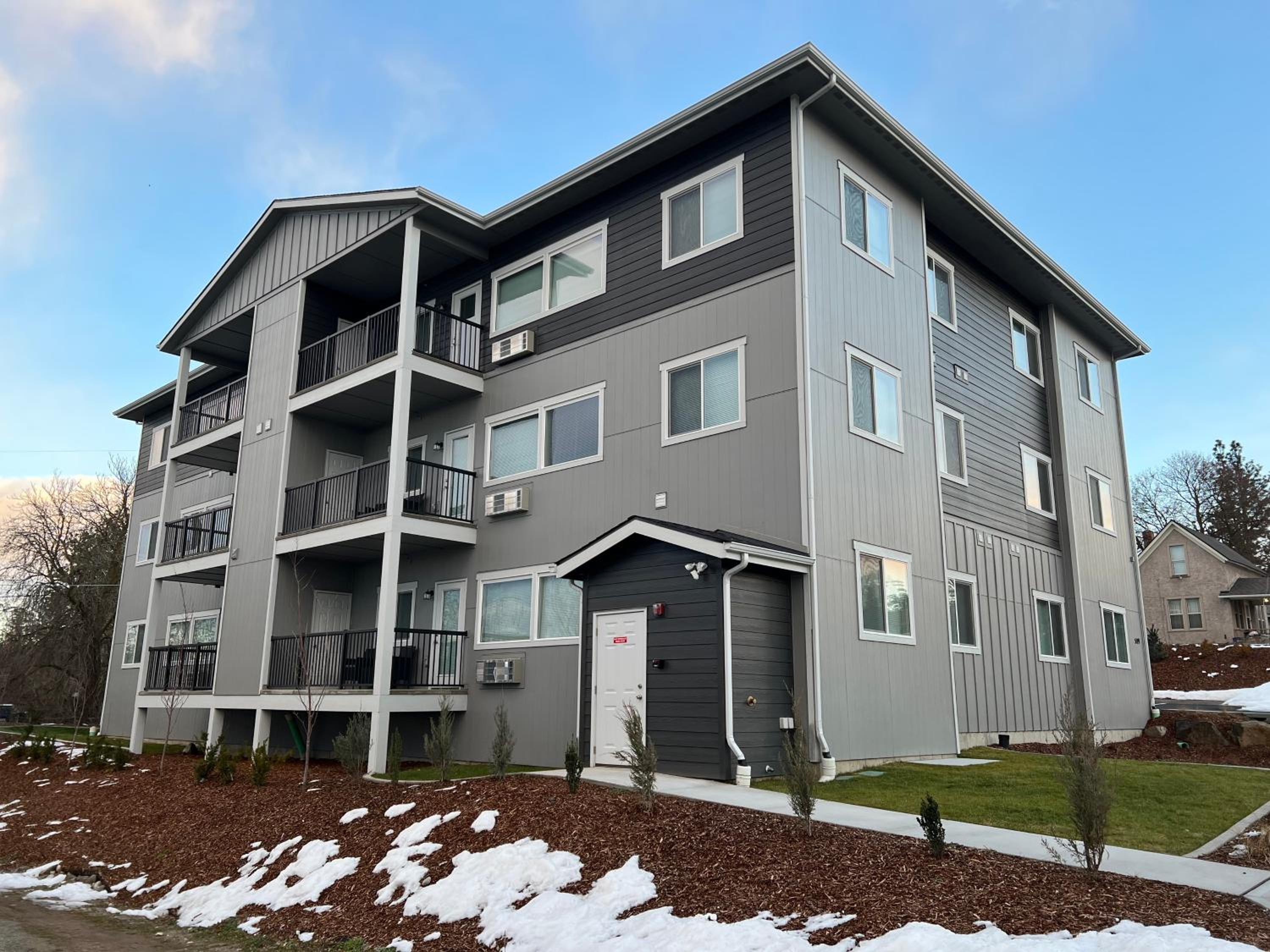HUGE-Fun-Trendy Apt by Perry District & Downtown view 2