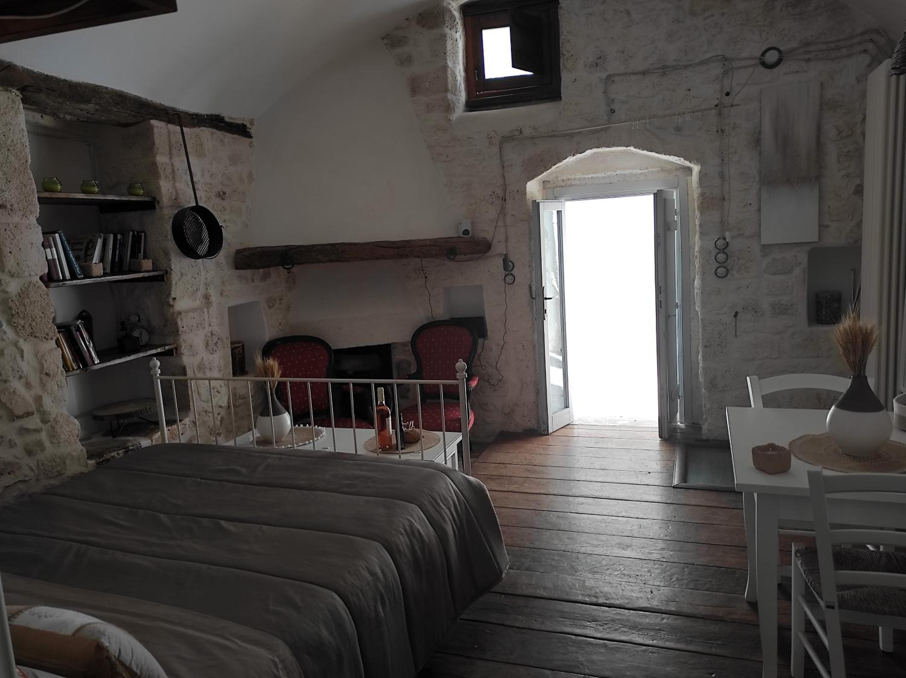 Nel Vico Antico en Ostuni — hotel room