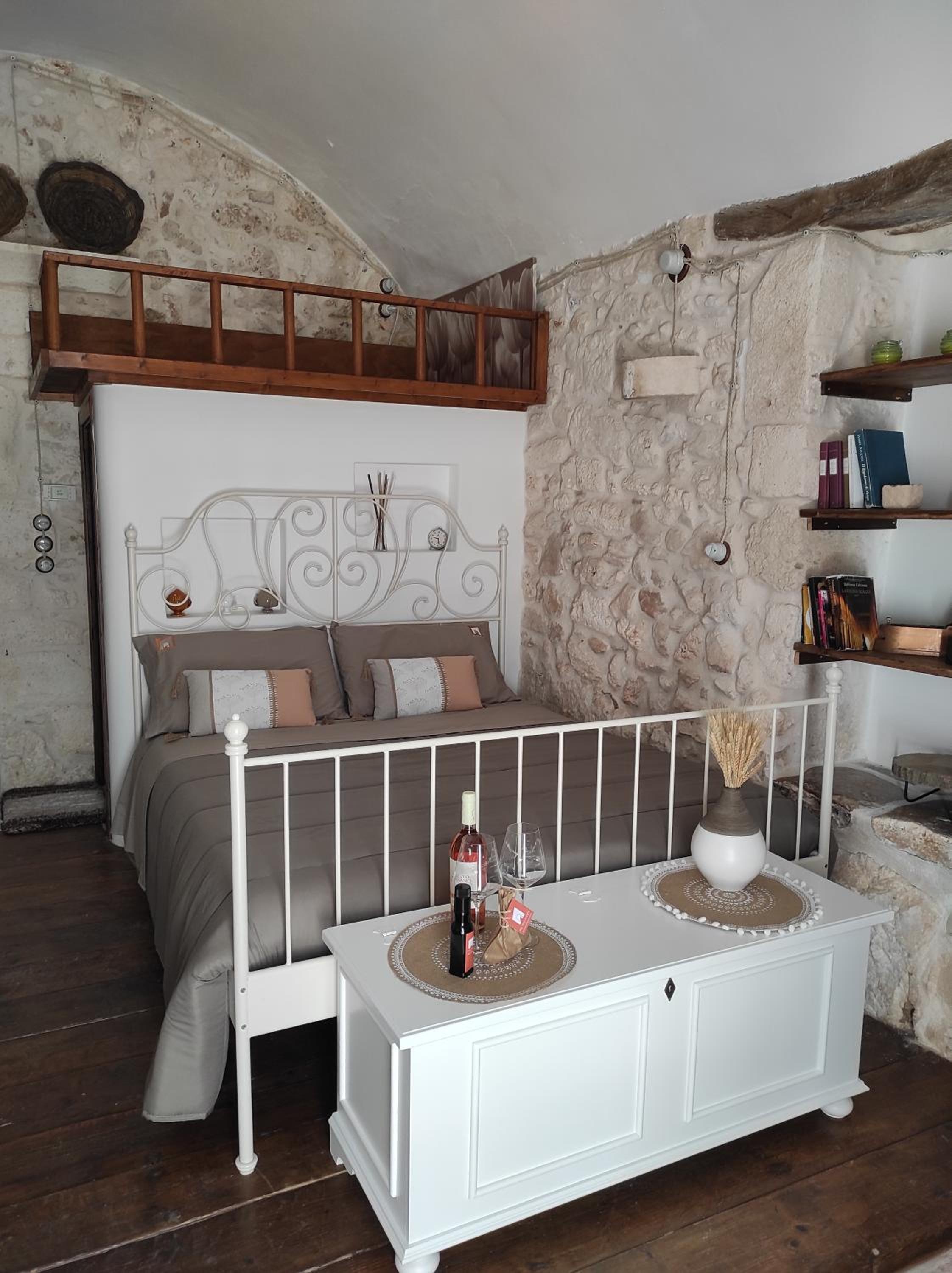 Nel Vico Antico en Ostuni — hotel room