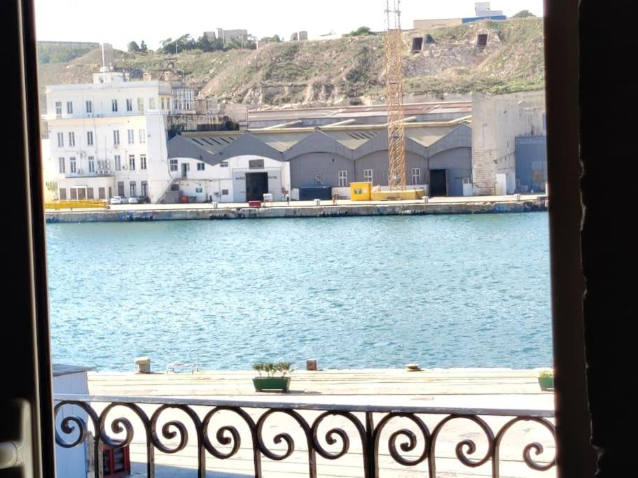 Deck 3 Savynomad Harbour Residences wow Views