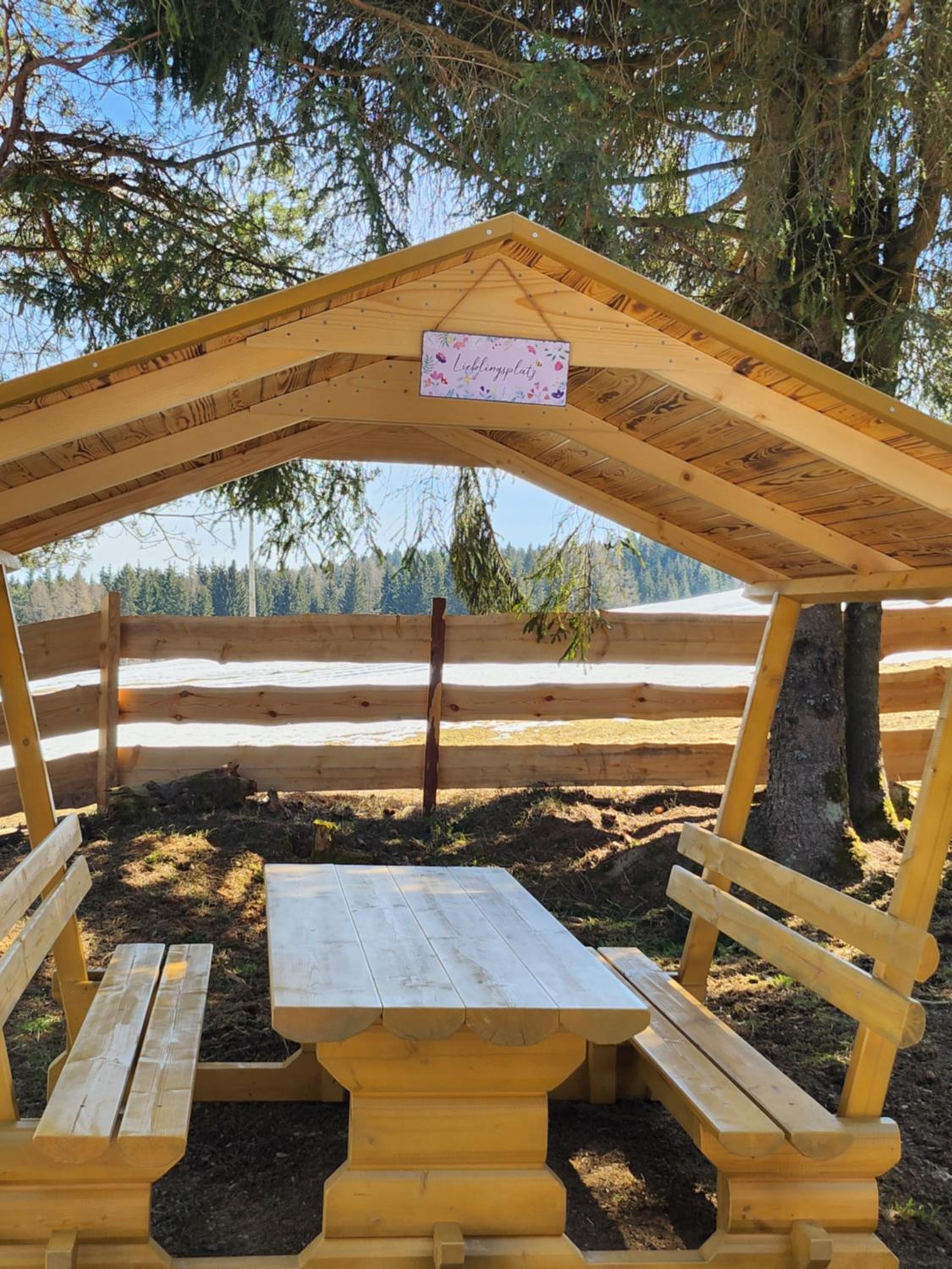 Urige Waldbienenhütte