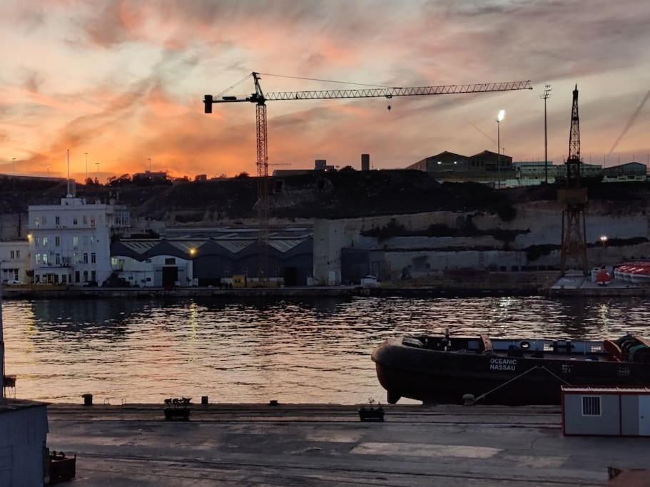 Crew 2 Savynomad Harbour Residences wow Views