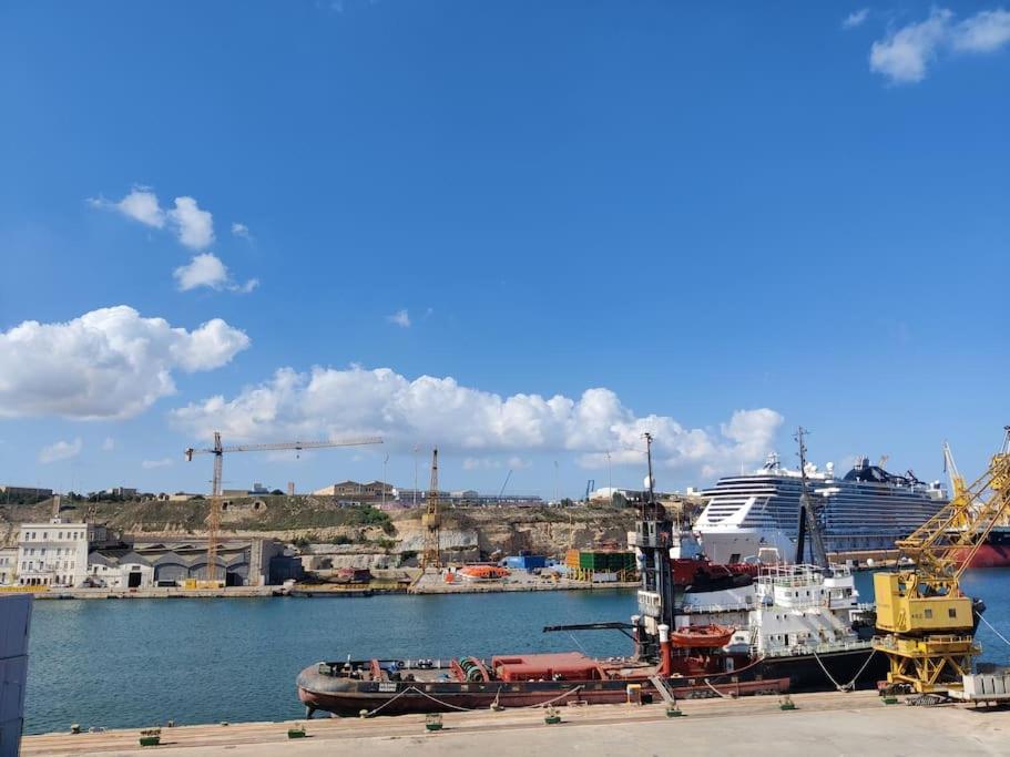 Crew 2 Savynomad Harbour Residences wow Views