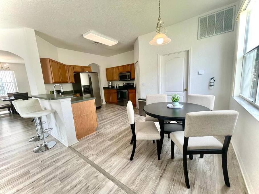 5 Bedroom Disney Vacation Resort with Private Pool Spa Golf Pet Friendly view 3