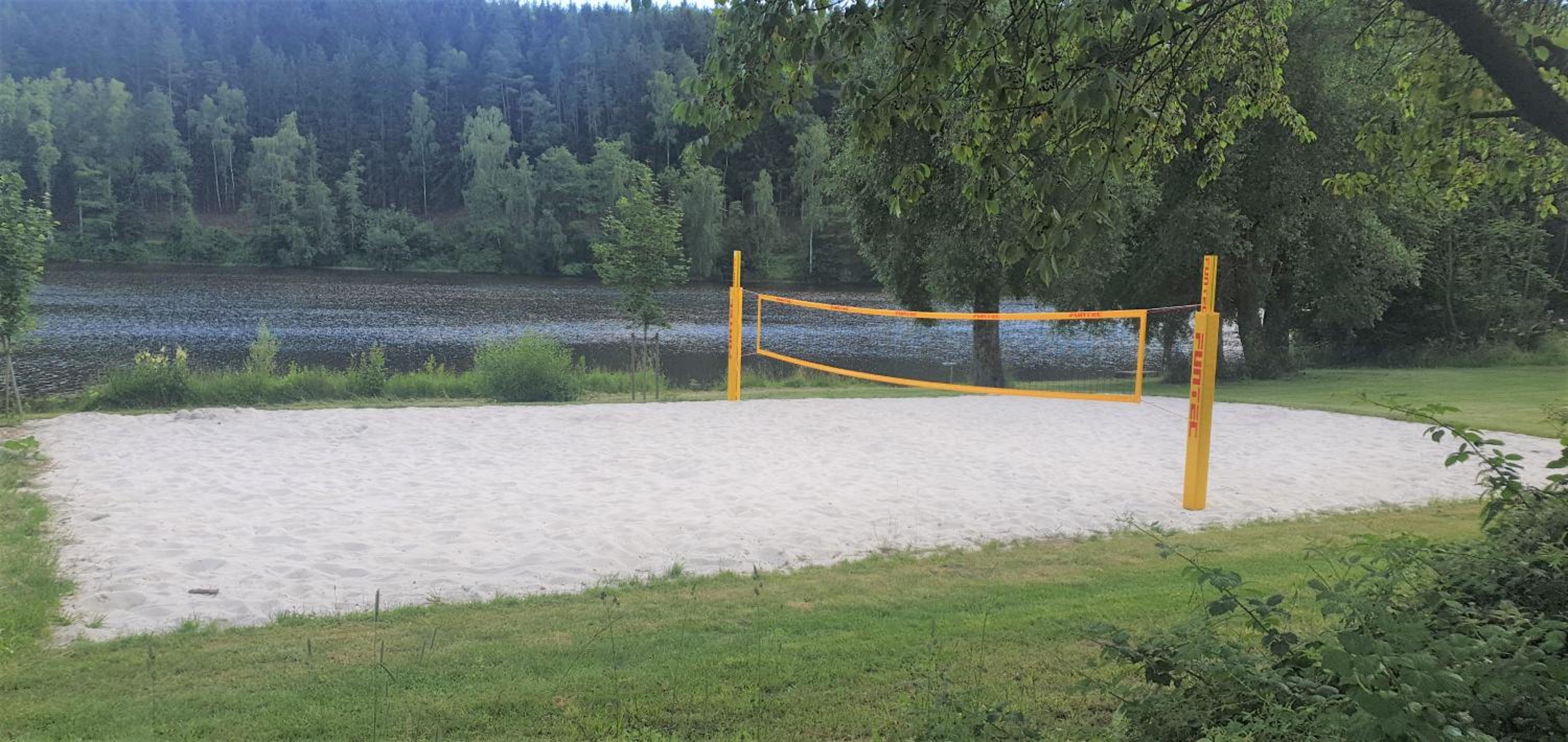 Holzhaus am See mit Panoramablick