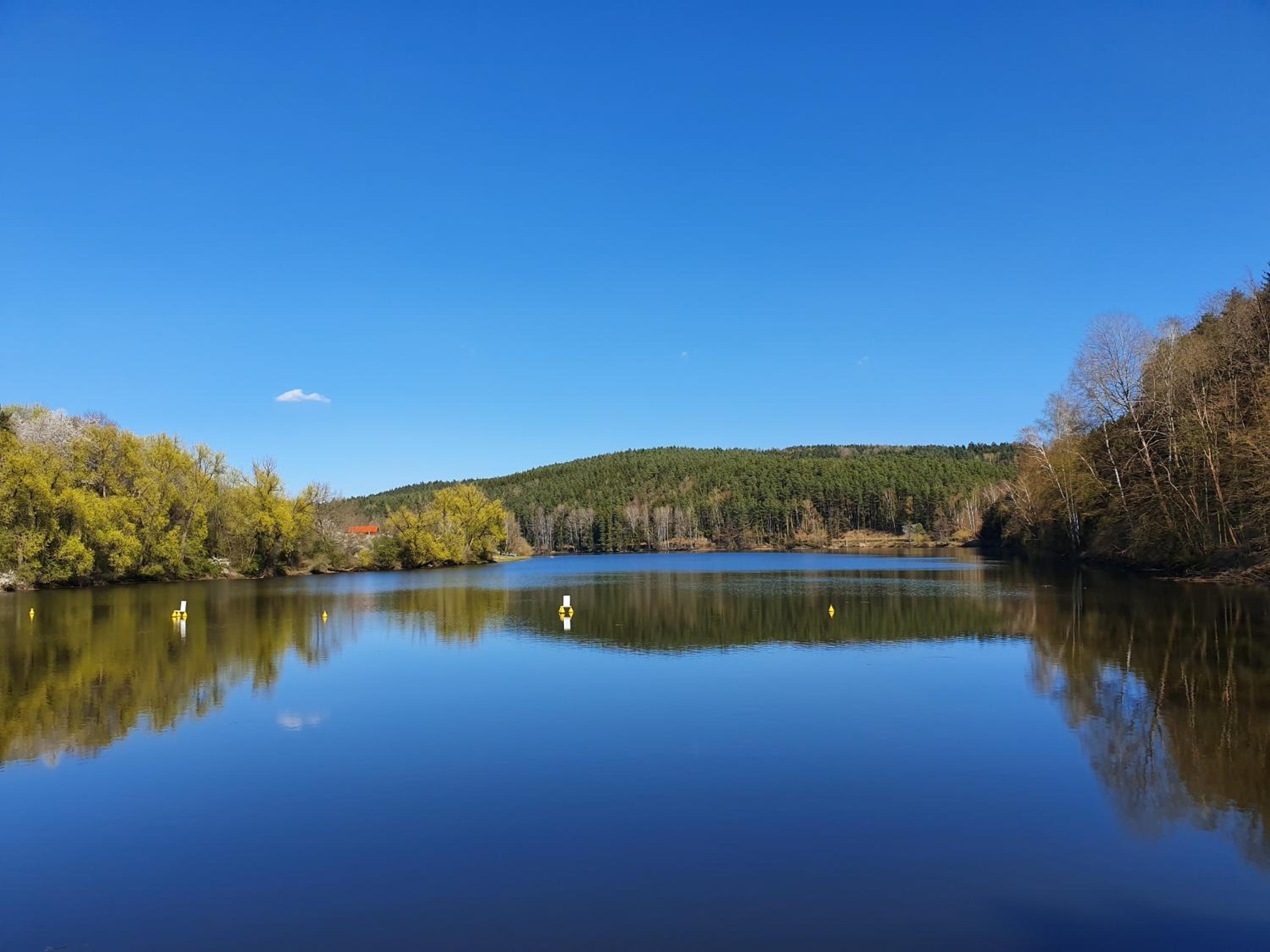 Holzhaus am See mit Panoramablick