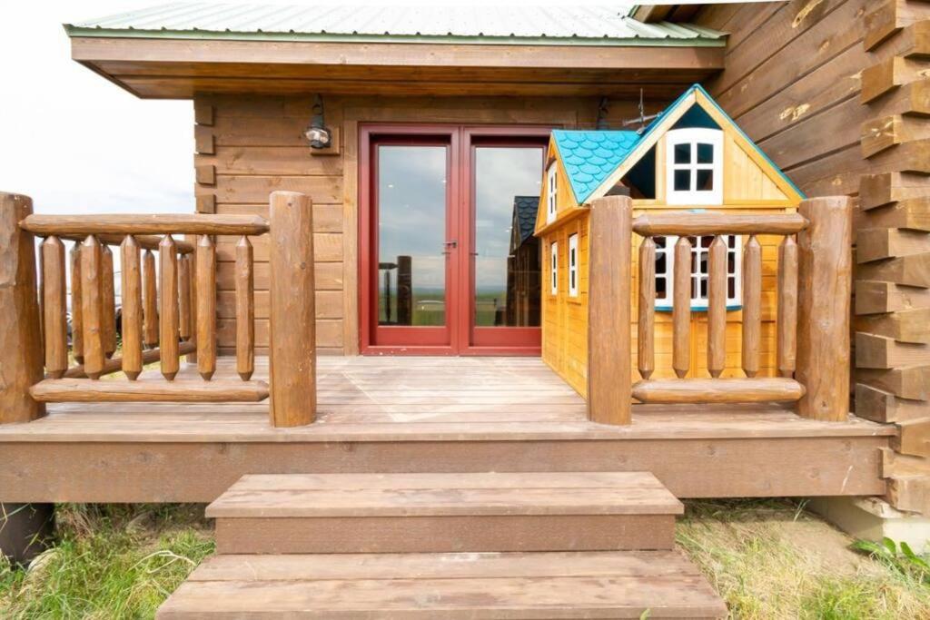 Tranquil 4-bedroom Glacier View Getaway