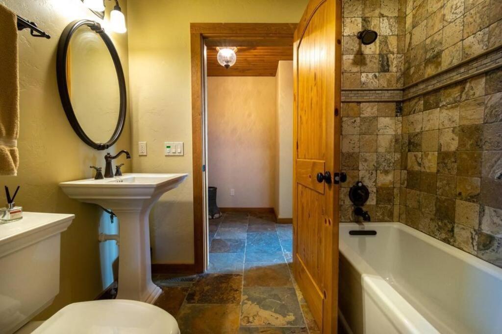 Tranquil 4-bedroom Glacier View Getaway