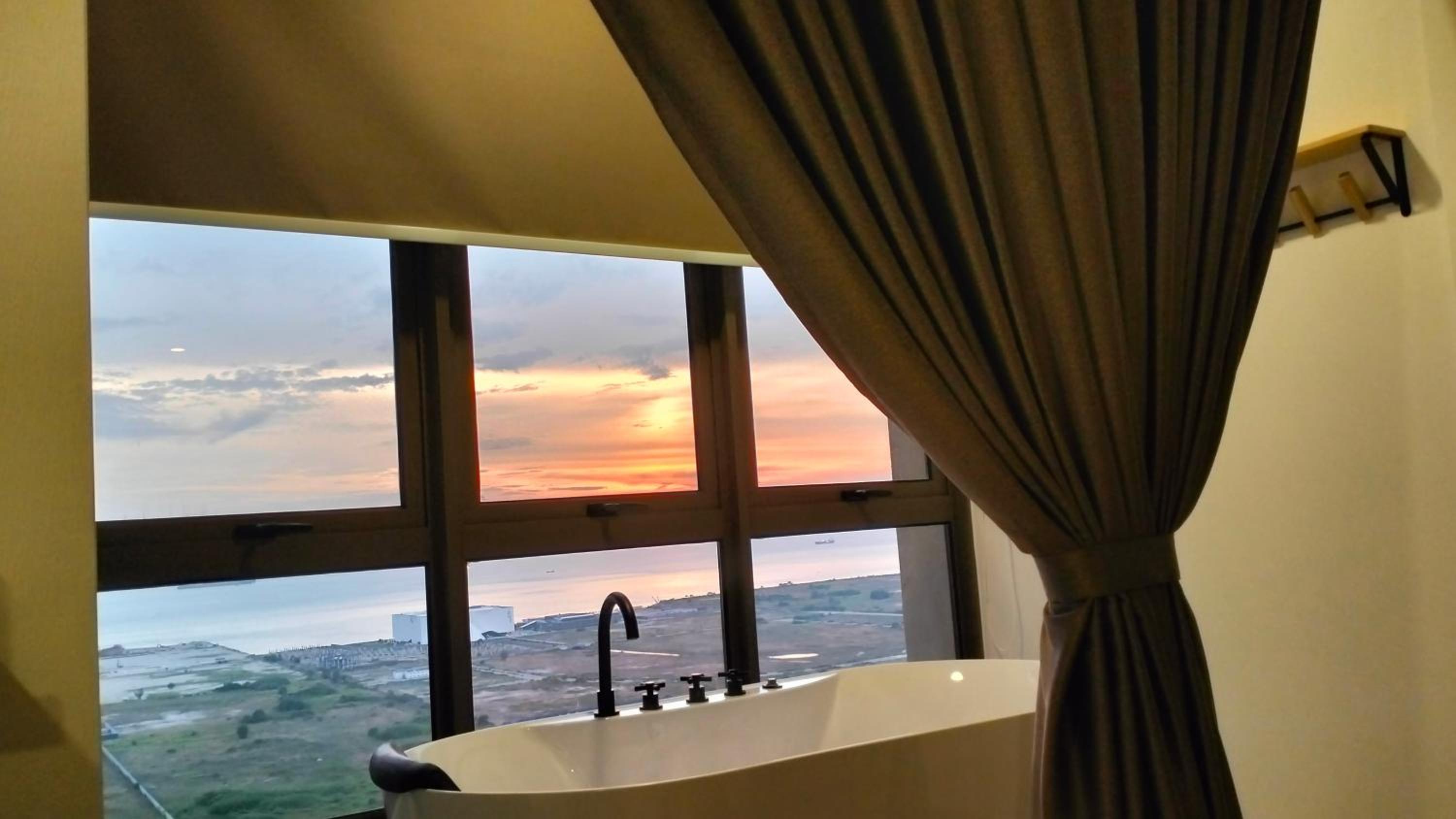 NEW Stylish Seaview Bali Residences studio near Jonker 4 pax photo 4
