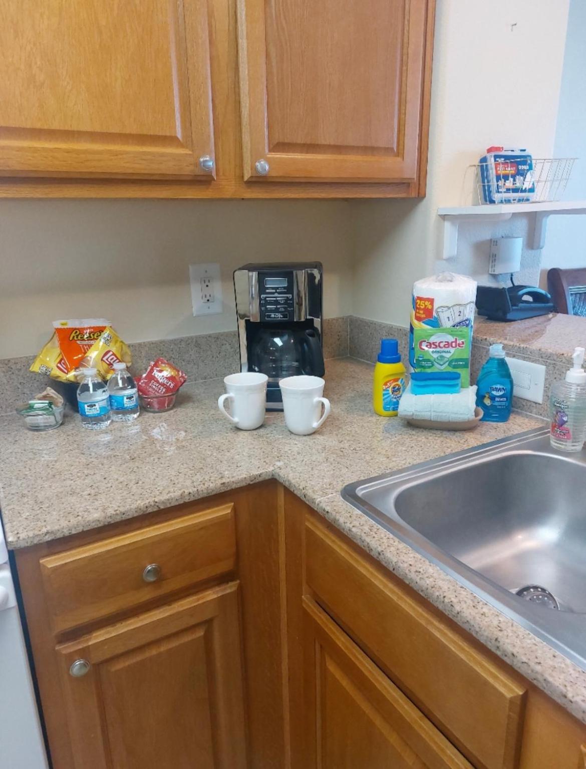 Disney 1 mile , Blue Heron 1 room 2 bath,amenities,6 guests, walk to restaurants, no fees at check in or check out