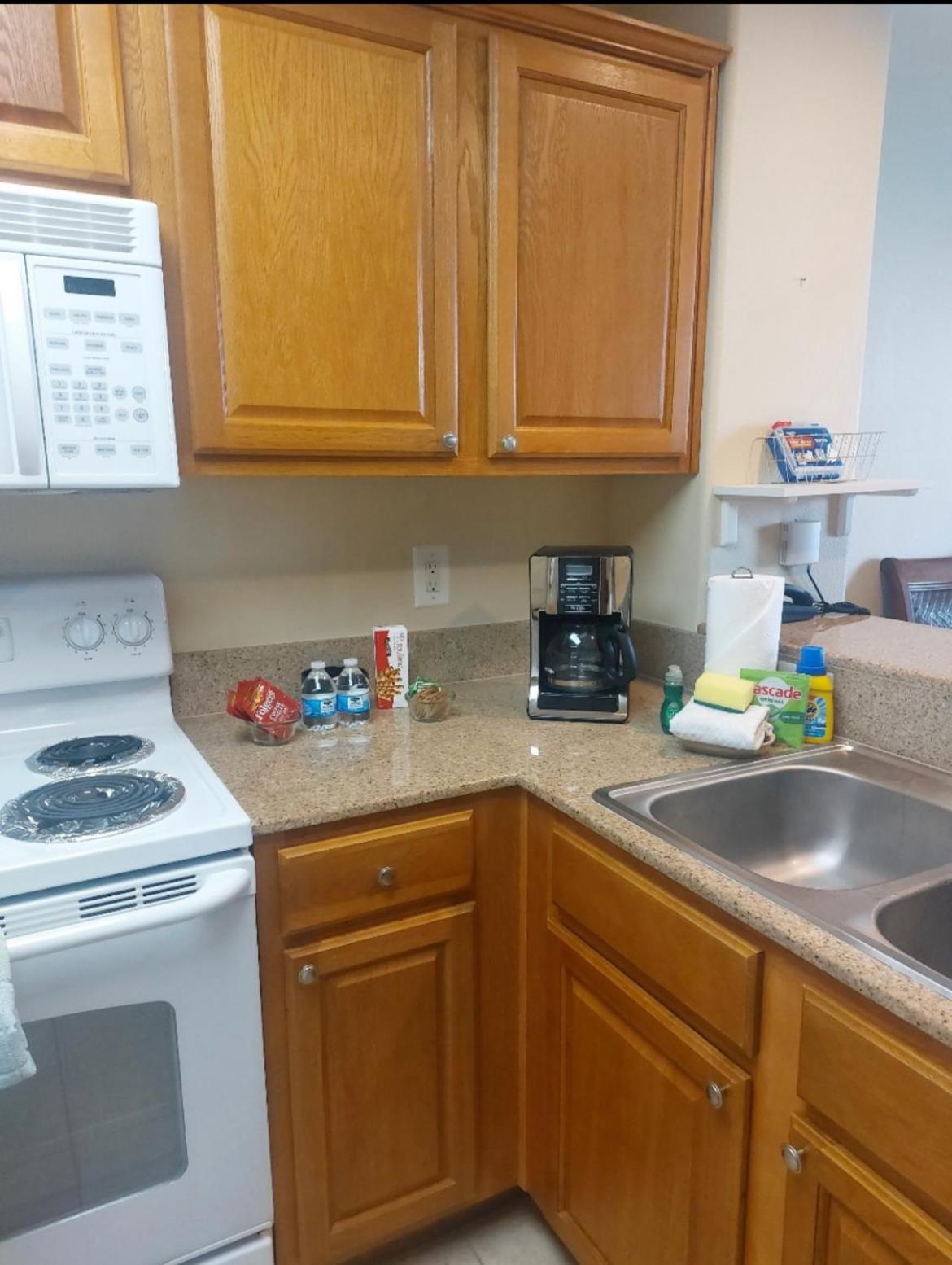 Disney 1 mile , Blue Heron 1 room 2 bath,amenities,6 guests, walk to restaurants, no fees at check in or check out