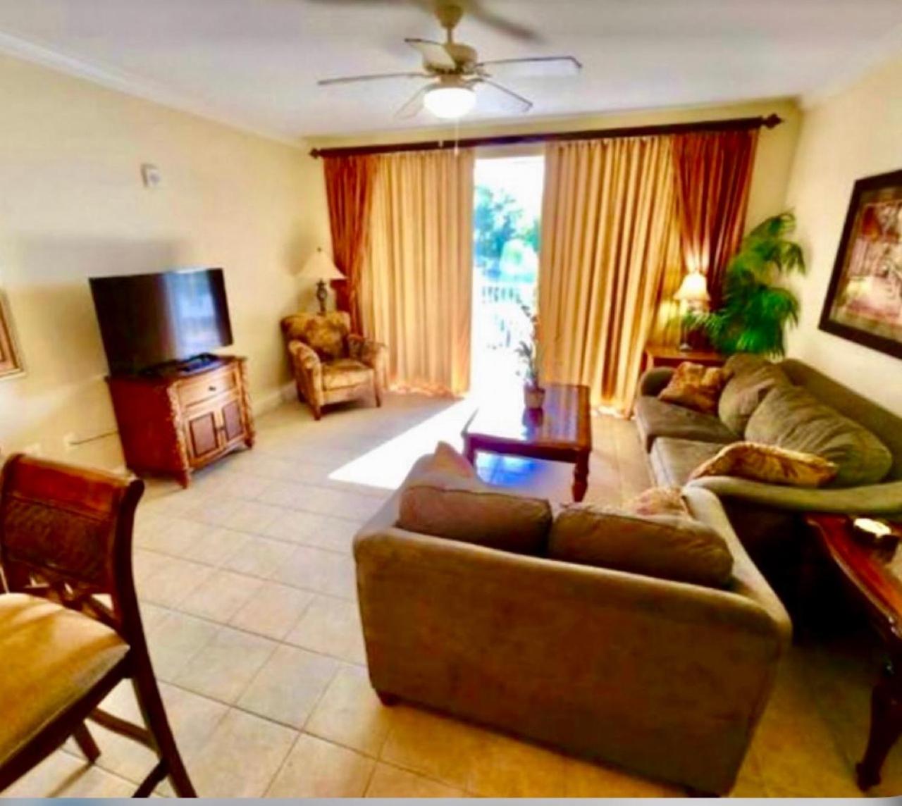 Disney 1 mile , Blue Heron 1 room 2 bath,amenities,6 guests, walk to restaurants, no fees at check in or check out
