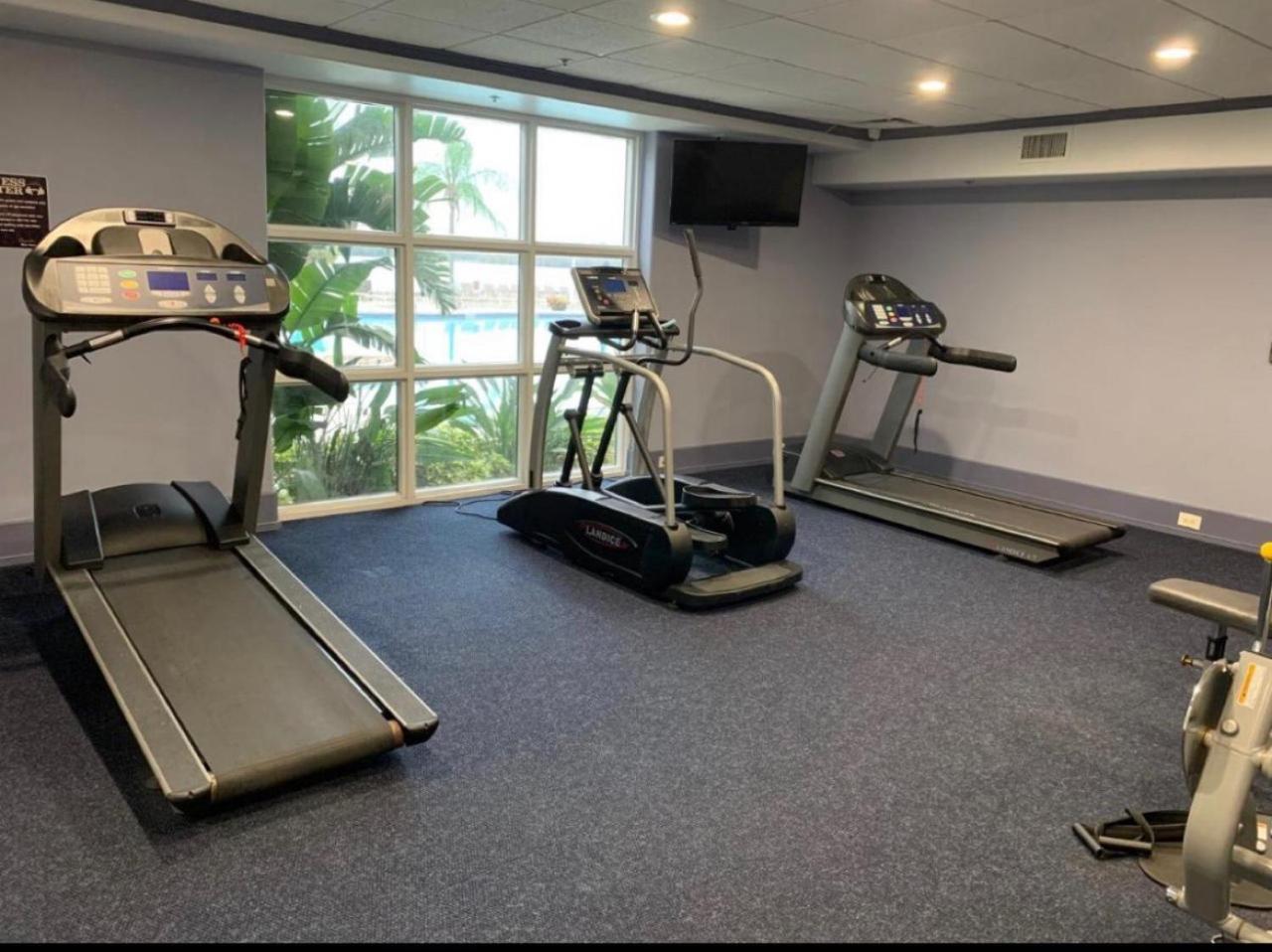 Disney 1 mile , Blue Heron 1 room 2 bath,amenities,6 guests, walk to restaurants, no fees at check in or check out