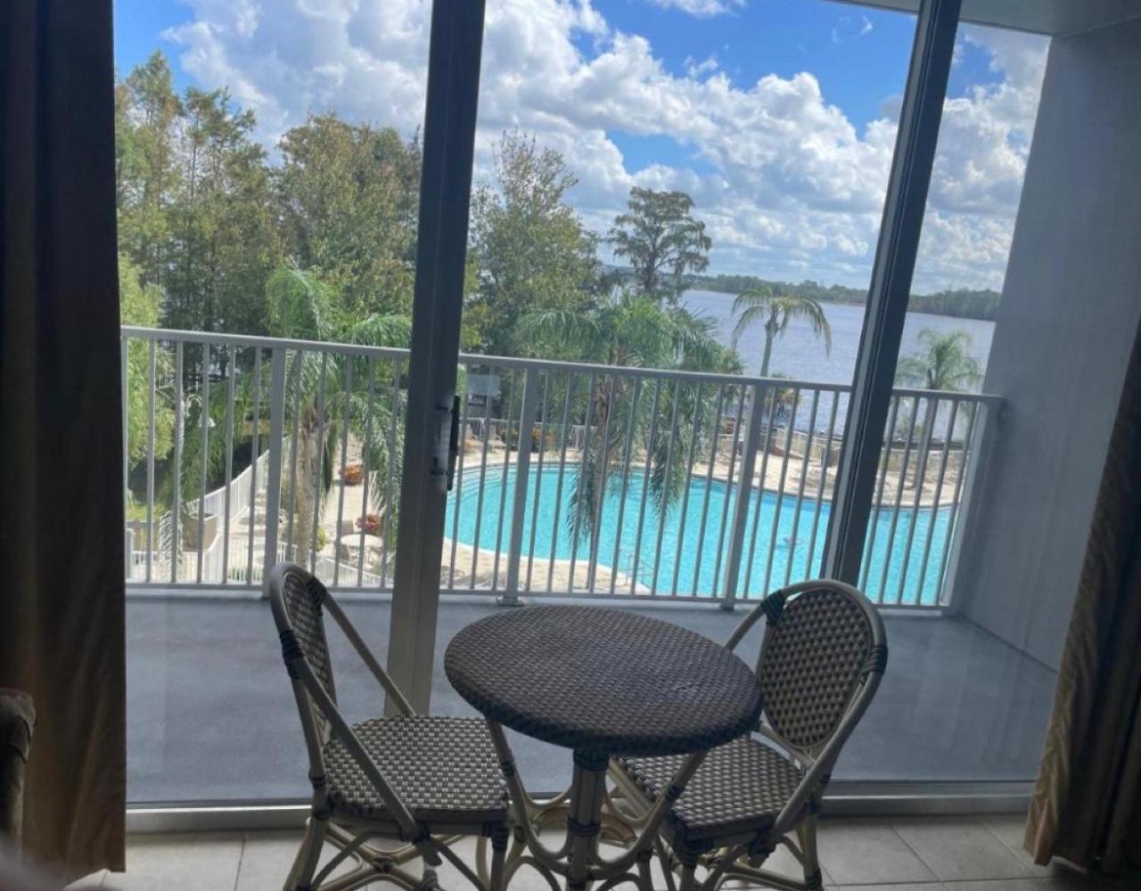 Disney 1 mile , Blue Heron 1 room 2 bath,amenities,6 guests, walk to restaurants, no fees at check in or check out