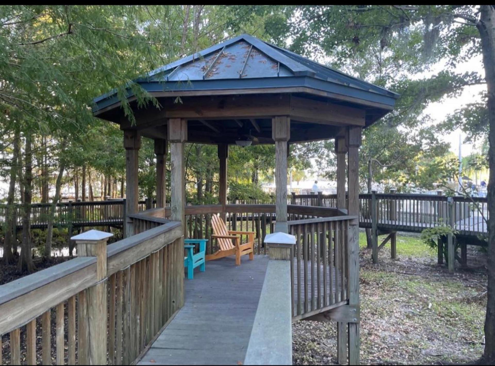 Disney 1 mile , Blue Heron 1 room 2 bath,amenities,6 guests, walk to restaurants, no fees at check in or check out